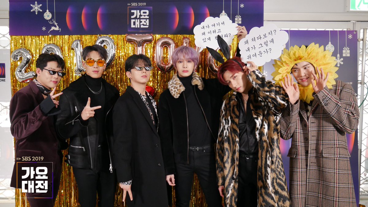 SBSNOW's tweet photo. 🎄가요대전 크리스마스 파티 포토존🎄

#SBS가요대전 #피티존포토 
#몬스타엑스 #MONSTA_X https://t.co/Moq2bn7EZp