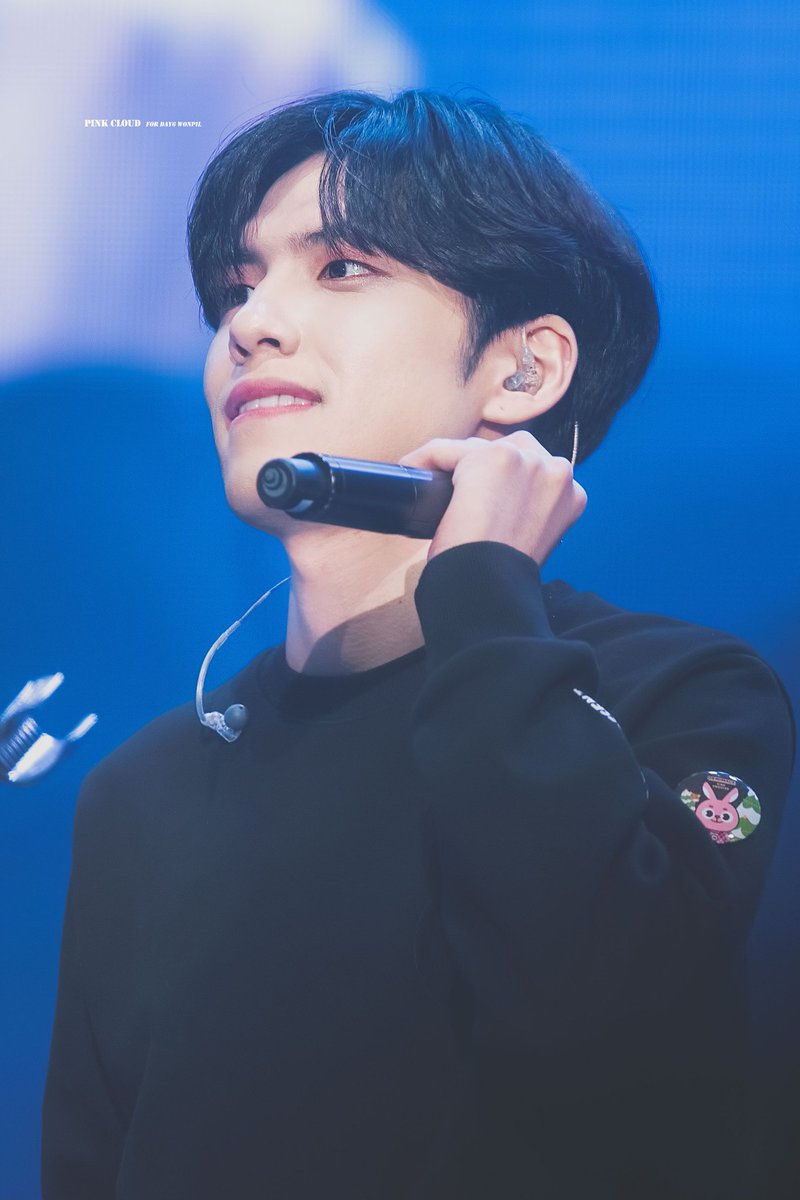 pink_cloud94's tweet photo. 191221 The Present Concert
돌아갈래요😭 다시 그 때로💦
#데이식스 #DAY6 #원필 #wonpil https://t.co/SUavOWXvQr