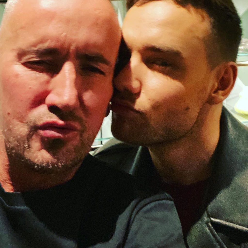 Liam Payne flirting with Man >>>>>:A thread