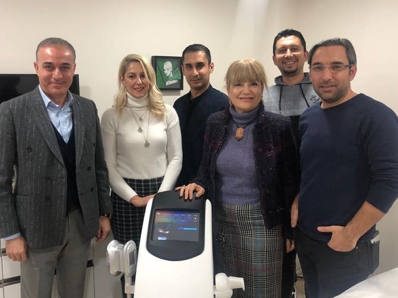 setafarmatr's tweet photo. Ödüllü Zayıflama Cihazı 🏅🏅 #dfinitiveevohifu Doç.Dr.Hakan Erbil hocamıza teslim edildi .Hayırlı olsun.🍀
#kadin #kozmetik #ciltbakımı #estetik #sıkılaşma #dfinitiveevo #incelme #lazerepilasyon #selulittedavisi #zayiflamarobotum #dermatoloji #asgariücret #carsamba #ismetinönü https://t.co/4kFzplKFLy