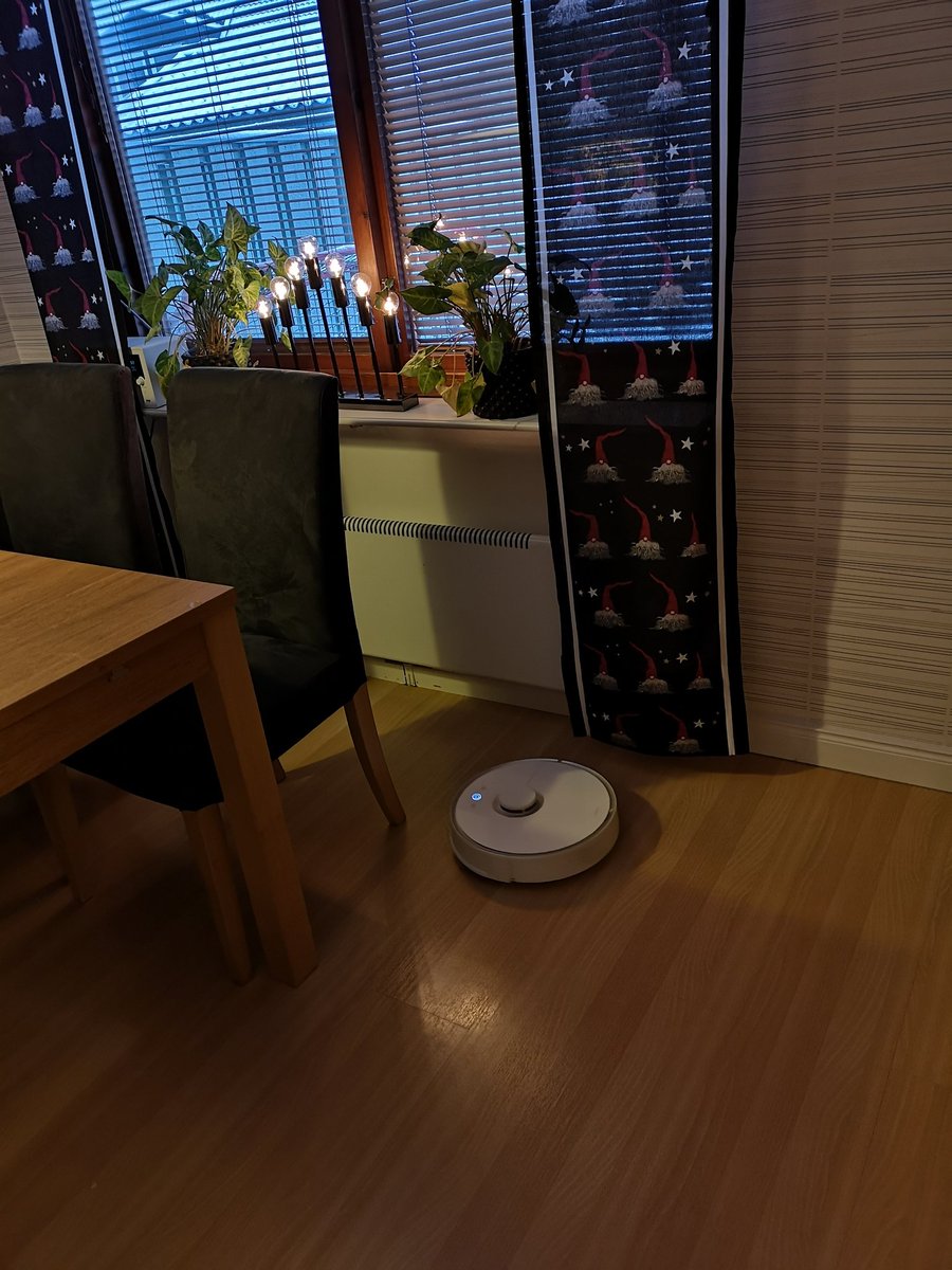 kidcox's tweet image. Inte lärt mig appen ännu men denna smarta robotdammsugare känns redan som ett jättekap 😍#roborocks5