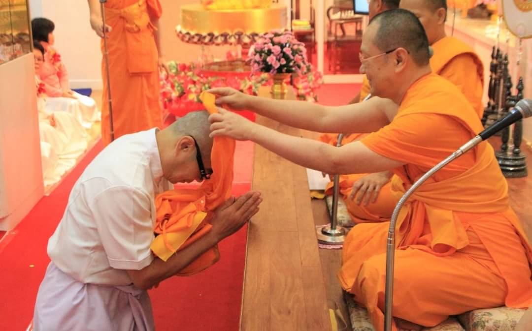 tawanshine11's tweet image. ไม่ว่าสถานการณ์จะเป็นอย่างไร #วัดพระธรรมกายฮ่องกง ยังคงสร้างศาสนทายาทเพื่อสืบสานพุทธศาสนา

วัดพระธรรมกายฮ่องกงได้จัดพิธีบรรพชาธรรมทายาท 8 รูป โดยมีพระภิกษุชาวฮ่องกง และพระภิกษุชาวจีน ที่ได้มาบวชในโครงการ IDOP ไปช่วยอบรมด้วย
ซึ่งการอบรมจัดอย่างต่อเนื่องมาถึงรุ่นที่8แล้ว
22 ธค. 62