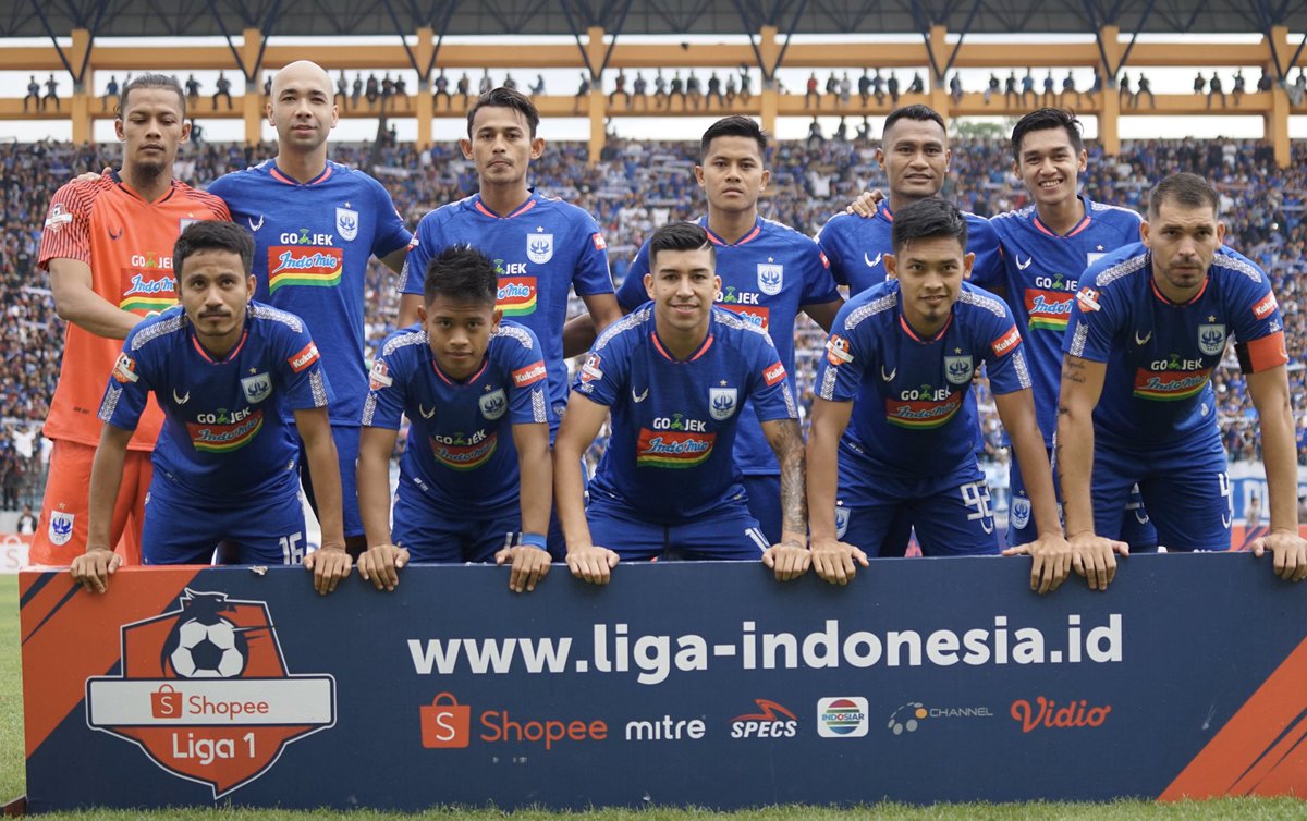 Heran.... 
Banyak klub yang katanya profesional, tapi berusaha mendapatkan pemain dengan cara primitif "mbajak" padahal sudah jelas pemain masih dalam ikatan kontrak jangka panjang, tetep aja di iming2i gaji selangit, fasilitas wah dan dibujuk untuk membatalkan kontrak.....