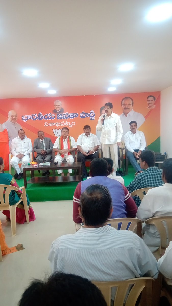 MRKRajuBJP's tweet image. #AtalBihariVajpayee 95th Jayanthi celebrations meeting at Visakhapatnam BJP office, addressed by @HariBabuBJP ji, participated by Sri.PVchalapatiRaonji @VishnuRajuBJP , @KaasiVRaju  #ShaikBaji