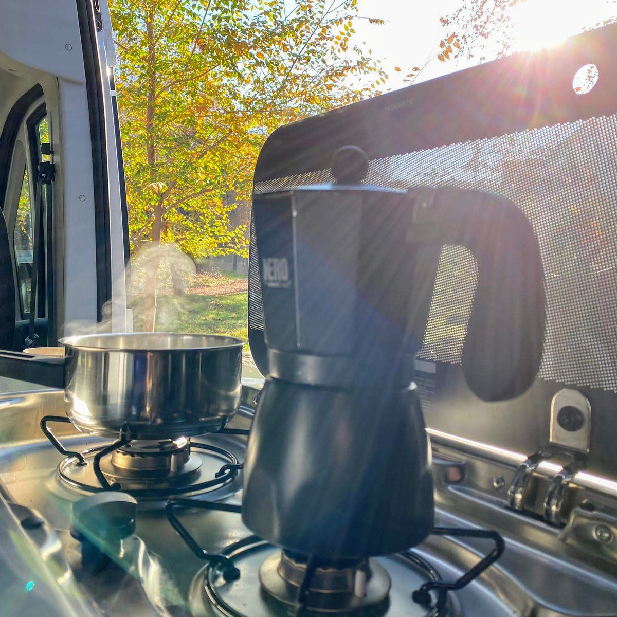 bycamper_es's tweet photo. ❓¿Café o té?
Impresionante lo que se disfruta de una taza calentita por la mañana... desde la camper...
Muchas gracias por la foto Irene 👍😜
#escapadas #bycamper #camperlife #cafeote #tazoncalentito #viajes #madrid #alquilerdecampers https://t.co/HnlXBqWJoC