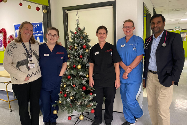 DalbidEU's tweet photo. Today and all this Christmas UK and all nationalities of #NHS and #SocialCare staff will be working, a big thank you to all. You keep the UK going. We love and appreciate each and every one of you. And particularly those from overseas still enduring the vile #Brexit rhetoric. https://t.co/hJC2o3bNNF