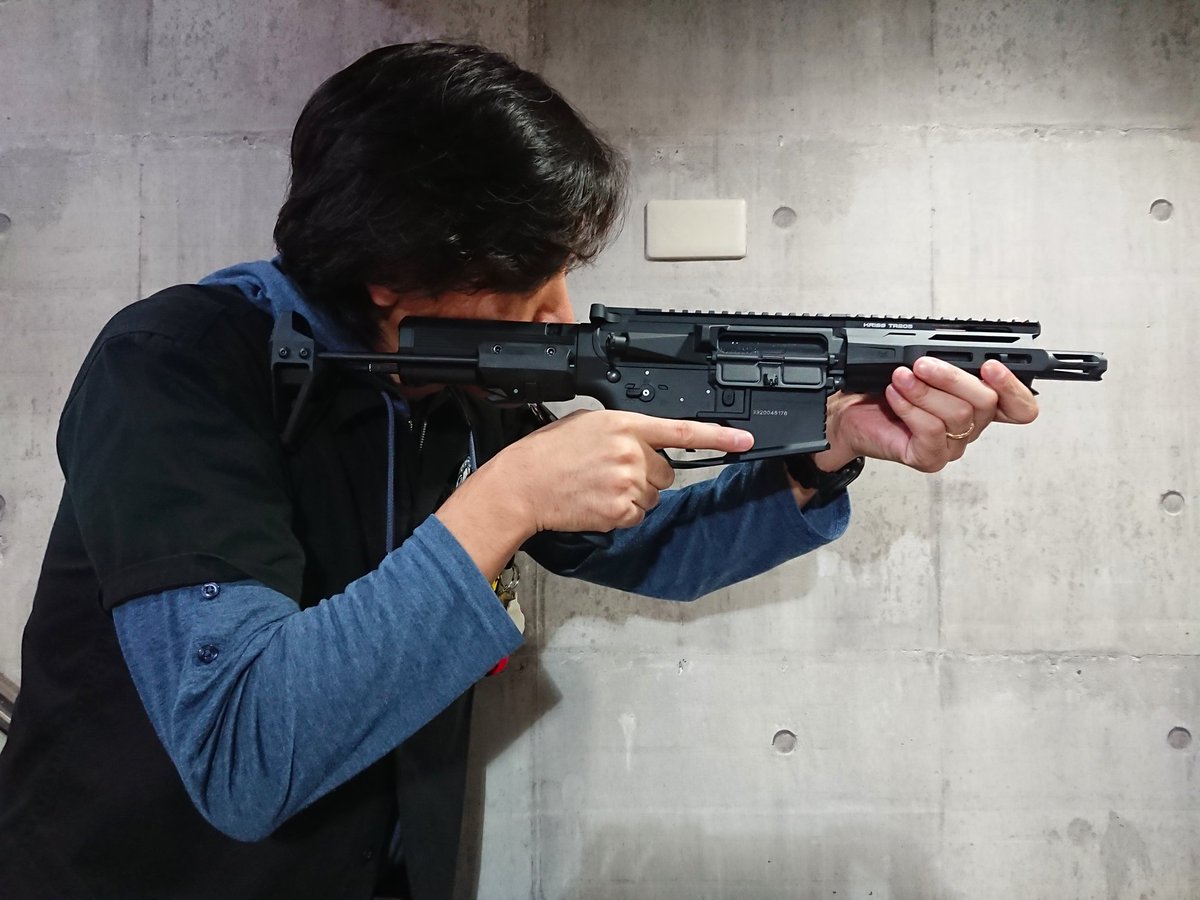 ガンショップ First 東京アメ横店 中古エアガン買取販売やってます Pdw M 1番の特徴はストックのバッテリー収納方法ですね 大きなイカボタンをスライドさせれば簡単に蓋を開けることができます らくちん Krytac クライタック Pdwm トイガン