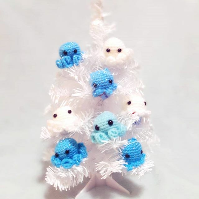 LittleBatBlue's tweet photo. Seasons Greetings to all of you!
Enjoy your day, love LittleBatBlue. 🎄🌟🎁
•
#christmas #yule #wintersolstice #seasonsgreetings #asuniqueasyou #creators #collectables #unique #accessories #jewellery #hats #bags #bracelets #badges #plushie #plushies #cr… https://t.co/gnHVyD8WuC https://t.co/INLWxO9fwt