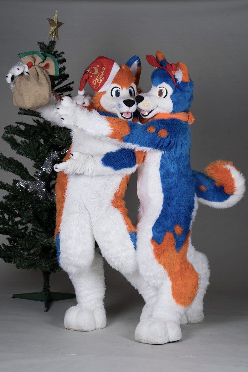 Careful, this bag contains dangerous balls – strange, green balls from Brussels... you do not want these balls!
Merry Christmas everyone and hopefully you get only good balls today! #dumbdogs #christmasdogs #newballsplease
🧵<a href="/MadeByMercury/">Made By Mercury</a>
📸 <a href="/NordicFuzzCon/">NordicFuzzCon</a>