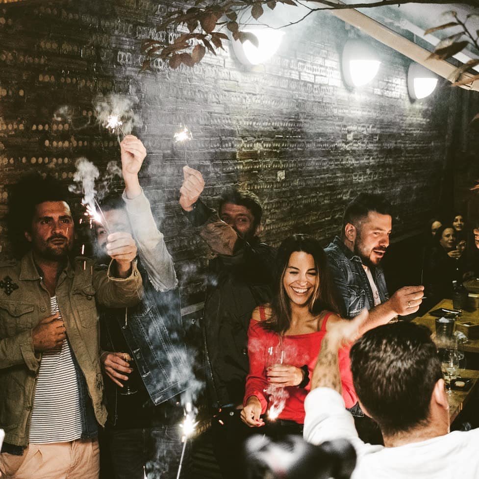 La navidad 🎄🎁 también es quedar con los amigos de siempre para ponerse al día, tomar algo y brindar juntos 🍻🍻.

A nosotros eso nos parece un planazo, ¿tú qué dices, te apuntas?

#tribecasnackbar #leonesp #navidad #brindar #bar #snackbar