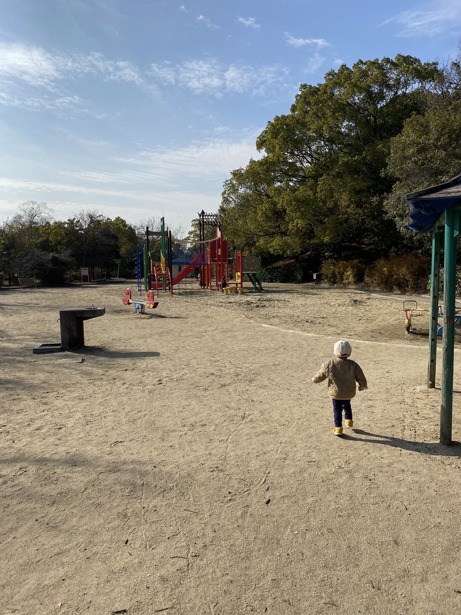 chinesu4's tweet photo. 公園で子どもと遊んでいると
『なんでこんなのもできないの?』
『他の子はできてるよ』
『どんくさいね』
と3歳くらいの男の子に言っていた親がいた。
こうやってできないマインドや挑戦しないマインドが作られていくんだなと思った。
反面教師として僕はできる!できる!と自分の子に言いました https://t.co/6UDKSJE5Ch