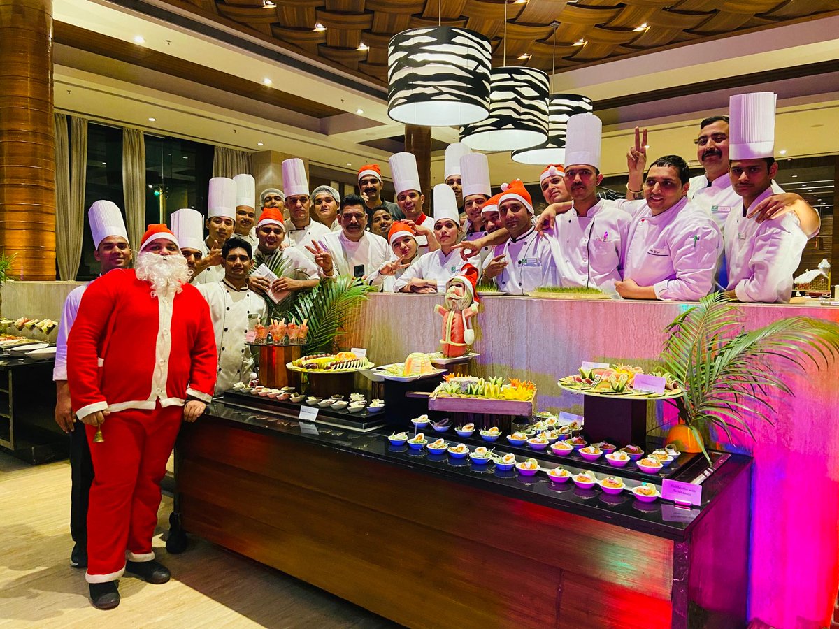 holidayinn003's tweet photo. Our Christmas Gala Dinner is an elaborate spread of traditional and authentic Xmas favorites. Aren’t you dining with us? Then let’s flaunt what you have missed😅 #holidayinn #christmas #christmaseve #xmastree #xmasdinner #dinnerbuffet #roastturkey #galadinner #let #dining https://t.co/rVw7RbhymP
