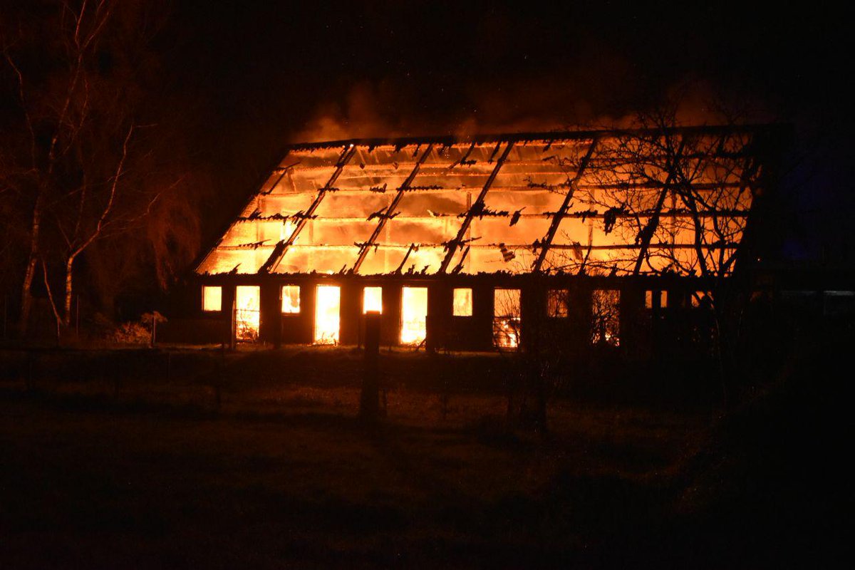 Grote brand verwoest schuur in Staphorst . | #Overijssel #nieuws Staphorst