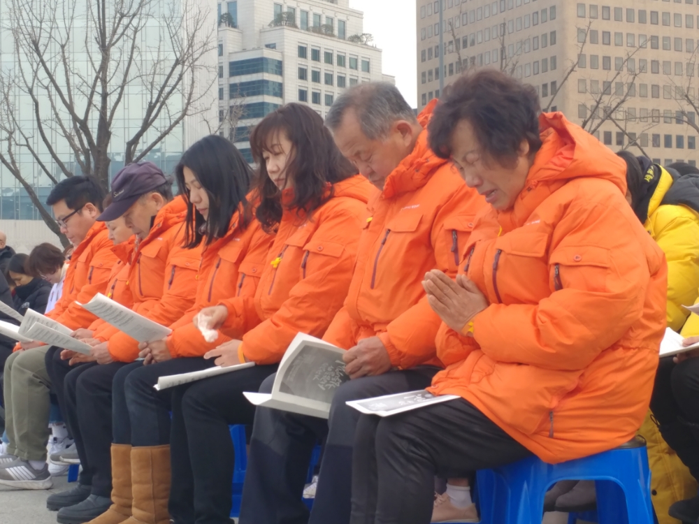 [moi] 스텔라데이지호 2등항해사 허재용씨의 어머니. 아들이 실종된 지 1000일, 성탄연합예배에서 불자인 엄마는 온힘을 다해 하나님께 기도했다. 이날 예배에는 500여 명의 시민들이 함께 했다.

☞더 보기 omn.kr/1m48z 

😉moi는 일상의 이야기를 누구나 쉽게 나눌 수 있는 공간입니다