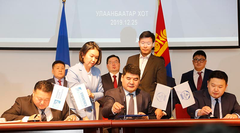 Монголбанк Эрдэнэс силвер ресоурс компаниас үнэт металл худалдан авах 5 жилийн гэрээ байгууллаа. Гэрээний хугацаанд тус компаниас 750 тн цалин цагаан мөнгийг Монгол Улсын Эрдэнэсийн санд хулдахаар төлөвлөж байна. Өнөөдрийн байдлаар 11 ш гулдмай бүхий 47.5 кг мөнгийг тушаалаа.