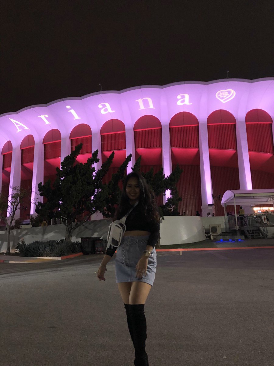 jezryla's tweet photo. Got soaked and almost sick from the rain after the concert but I had so much fun 💖💖 @ArianaGrande #swtlive https://t.co/wzRHl6T3fH
