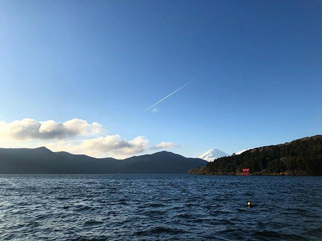 chlocy's tweet photo. a very blue christmas this year by lake ashi 💙 #nofilter #mtfujiphotobomb https://t.co/lAmse1gHkN