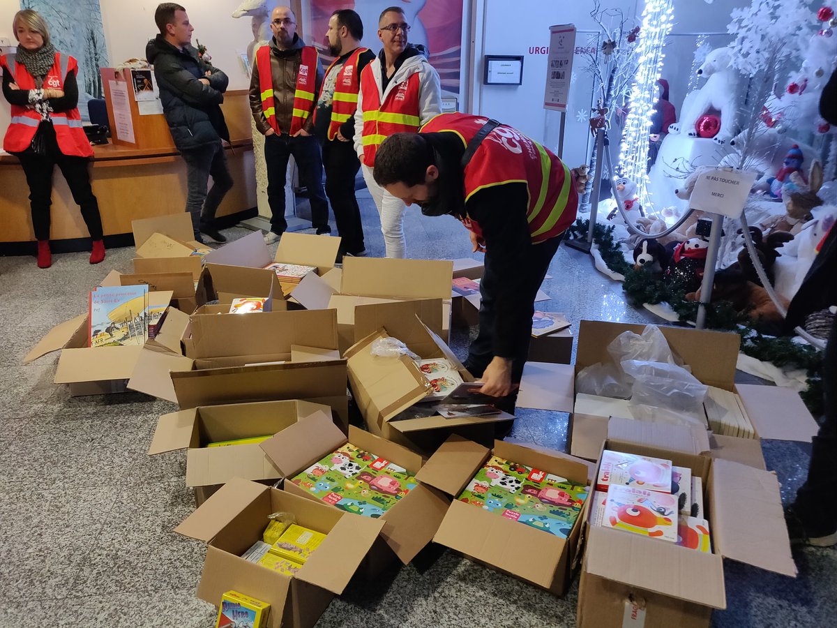 Opération de la @cgt qui distribue des cadeaux, ce matin, à l'hôpital des enfants <a href="/Toulouse/">Toulouse - Mairie et Métropole 🎄</a> #direct #cnews