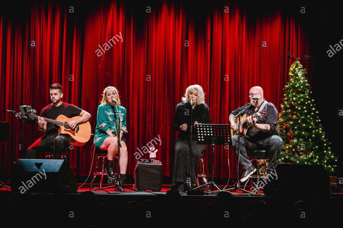 Superlink92's tweet photo. Merry Christmas from Kim Wilde, Ricky Wilde, Scarlett Wilde and Neil Jones. @kimwilde @Wildericky @scarlettwilde @neiljonesguitar ππβ€οΈπ
πΌπ€Άπ»βοΈπ #kimwilde #rickywilde #scarlettwilde #neiljones #kimwildefans #wildewintersongbook #wildewinteracoustic https://t.co/CqkkONh47d