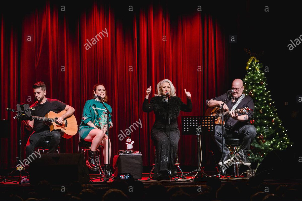 Superlink92's tweet photo. Merry Christmas from Kim Wilde, Ricky Wilde, Scarlett Wilde and Neil Jones. @kimwilde @Wildericky @scarlettwilde @neiljonesguitar ππβ€οΈπ
πΌπ€Άπ»βοΈπ #kimwilde #rickywilde #scarlettwilde #neiljones #kimwildefans #wildewintersongbook #wildewinteracoustic https://t.co/CqkkONh47d