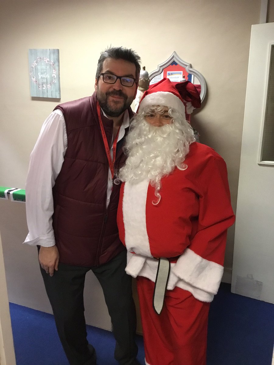 PrebendalBoard's tweet photo. Guess who paid us a visit this morning? We are so lucky! Now it is time for breakfast before Mattins and Eucharist. Merry Christmas everyone! #ChoristerLife #ChoirWeek #ChristmasDay https://t.co/mTkcc5L8tK