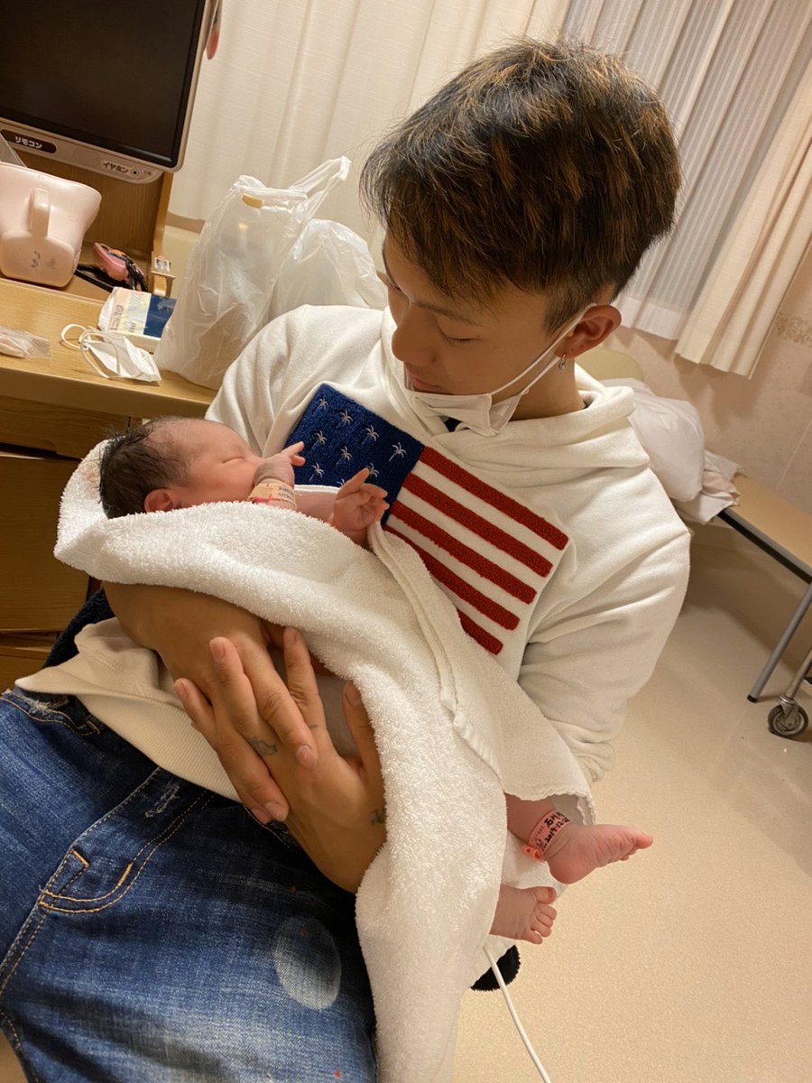 kensuke_1204's tweet photo. 2019.12/25  15時37分 3400ｇ
小さな天使が産まれました。最高のクリスマスプレゼントです🥰
予定日より6日遅れで陣痛きてから4時間で産まれるって言う超安産でした。
仕事切り上げて病院の駐車場着いた瞬間に産まれて立ち会えなかったのが人生最大のショックです。家族のためにもこれから頑張るぞ！ https://t.co/jvbzQBNHB0