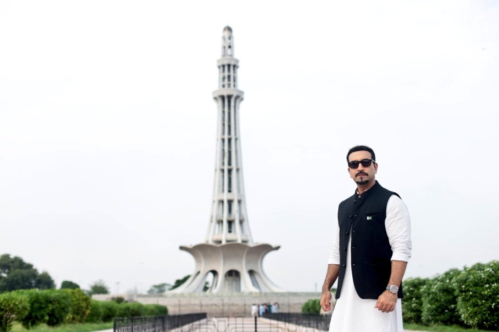 nabeelaq's tweet photo. "I do not believe in taking the right decision, I take a decision &amp; make it right".

Prayers &amp; gratitude to a man who steered a "literal" change in the world map.

Even though Minar e #Pakistan got constructed in the 60s, you can feel #Jinnah there everytime you visit. Try it! https://t.co/DJCUNDy25i