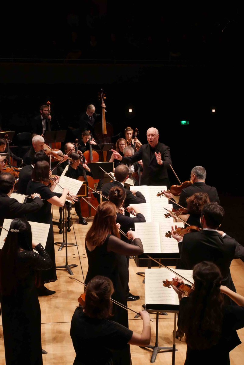 lesartsflo's tweet photo. #ArtsFlo40 🎉📍19
Le week-end de célébration à la @philharmonie a été l'occasion à de jeunes artistes en formation d'intégrer les rangs de l'orchestre : des étudiants @JuilliardSchool et de jeunes Arts Flo Juniors. Bravo à tous ! 👏
👉Photos du week-end 📷 https://t.co/uf2c0Pjv7i https://t.co/fqajdCSIJS