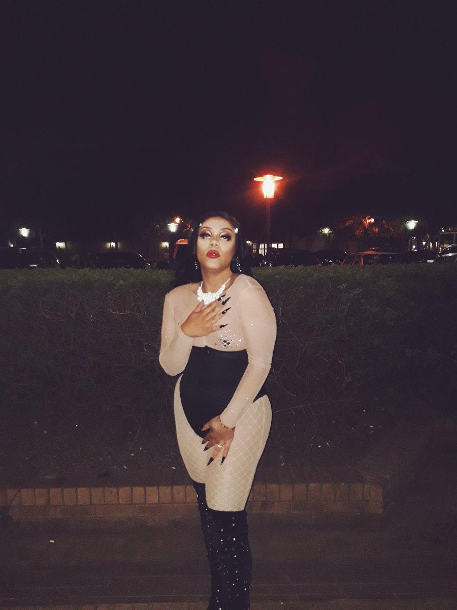 sheislustvegas's tweet photo. BODY &amp; FACE #queer #Christmas #bodyandface https://t.co/bVDFJA3YoX