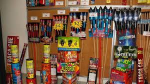 Os recordamos que el uso de material pirotécnico está prohibido en #Madrid, salvo autorización expresa y que no hay ningún local autorizado para la venta en la Capital.
El uso de este material puede ocasionar accidentes, como amputación de dedos o problemas auditivos, #Túdecides.