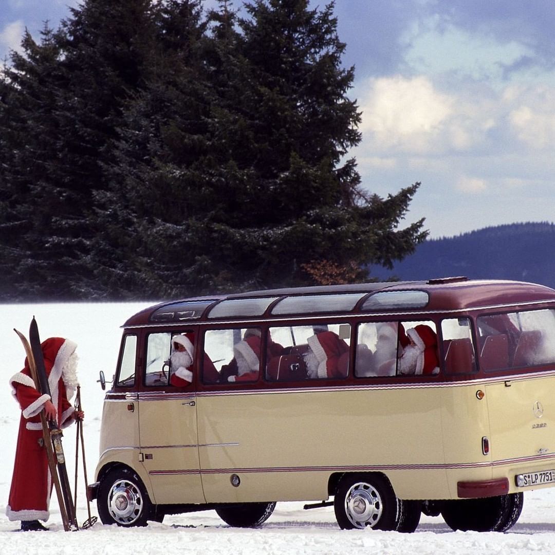 With some help from his friends our Santa is travelling in style.

#santa #winterwonderland #Mercedes #MercedesBenz #MBClassic #mercedesofinstagram #ClassicCar #Car #Carsofinstagram #InstaCar

Photo via <a href="/MB_Museum/">Mercedes-Benz Museum</a>

Read more: mb4.me/mbclassiccom