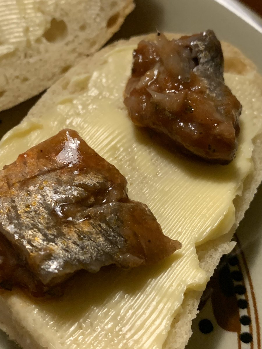 MariusHelgaa's tweet photo. Scener fra en julefrokost:
#matglede #matprat #godfisk #jul #frokost #sennepssild #rødbetsild #tomatsild #røkelaks https://t.co/6XHjKfkZjc
