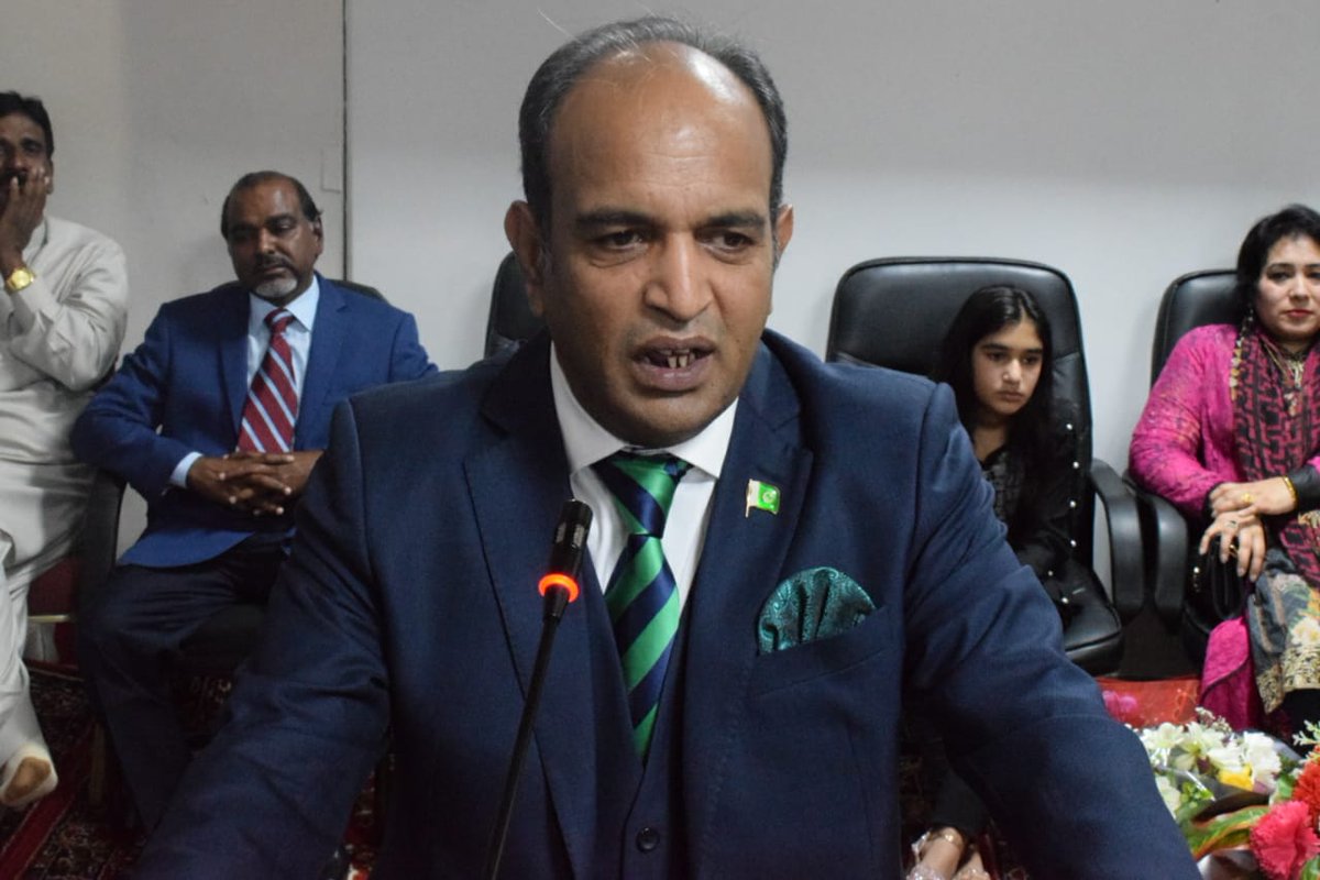 PakinJeddah's tweet photo. Pakistan CG Khalid Majid participated in #Christmas celeberations with pakistani christians expat community in jeddah consulate. He said that #pakconstitution provides equal rights to all its citizens. He lauded the role of christian community in pak economy. @ForeignOfficePk https://t.co/hLma8YC35P