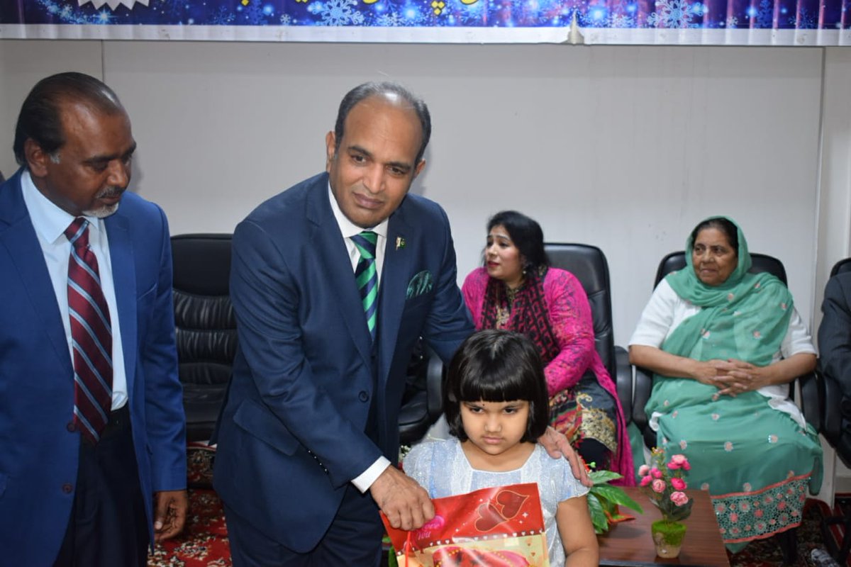 PakinJeddah's tweet photo. Pakistan CG Khalid Majid participated in #Christmas celeberations with pakistani christians expat community in jeddah consulate. He said that #pakconstitution provides equal rights to all its citizens. He lauded the role of christian community in pak economy. @ForeignOfficePk https://t.co/hLma8YC35P