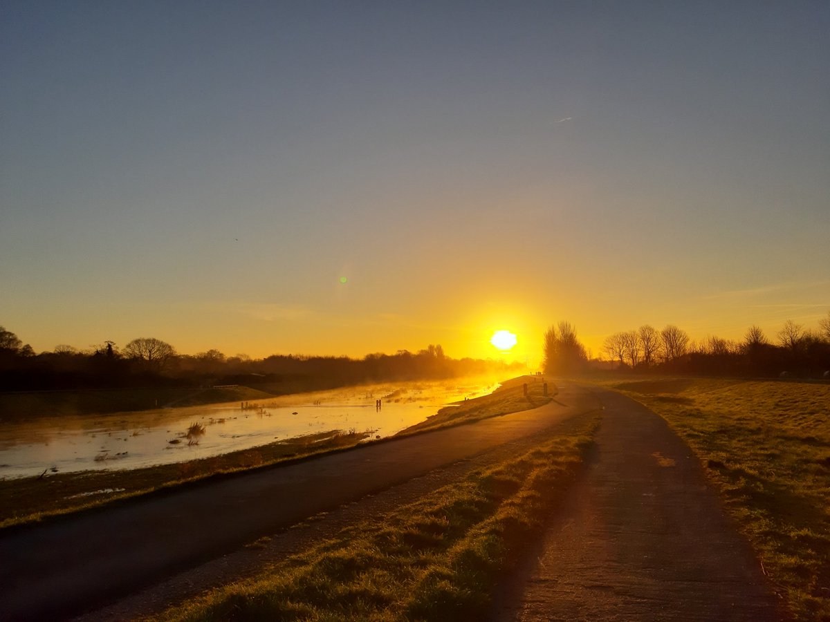 ajlmand's tweet photo. @exeterparkrun What better to do on a beautiful morning? #xmasparkrun #marshaling https://t.co/7Z0WQwOkIF