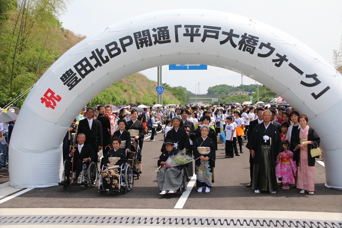 Toyota_city_PR's tweet photo. 【写真で振り返る2019年③(5、6月)】
1枚目:改元 「平成」から「令和」へ (5月)
2枚目:CATIVATORの福澤知浩さんをWE LOVE とよたスペシャルサポーターに任命(5月)
3枚目:新とよパークオープン(5月)
4枚目:国道153号豊田北バイパス平戸大橋区間開通(6月)
#豊田市 #令和 #CATIVATOR https://t.co/LeoJ1I5Eaz