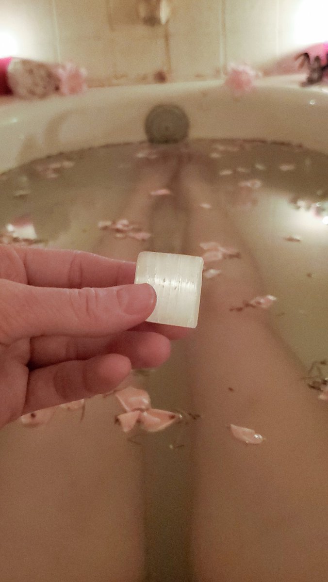 MistyMoonGraves's tweet photo. Xmas as an adult means taking time to take a bath, because you will be working for 12 hours. #witchbath #selanite https://t.co/V8QCr4KUz8
