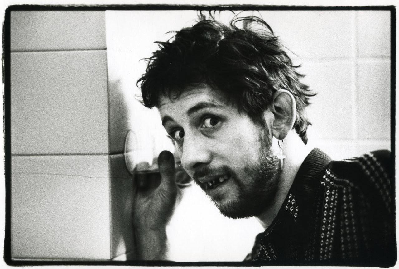 Happy Birthday to  Shane MacGowan , 62 years  old 

\"And the bells are ringing out for Christmas day\" 