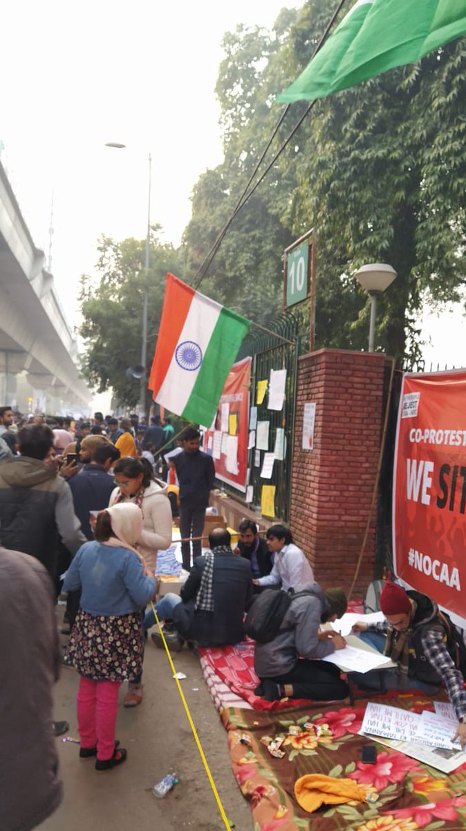 The #JamiaMilliaIslamia library was vandalised during police action.

Students now sit on the footpath outside the building. They're studying, making notes, and sustaining the protest.

These are the voices which will lead us to a better future. #CAA_NRCProtests #NoToNPR