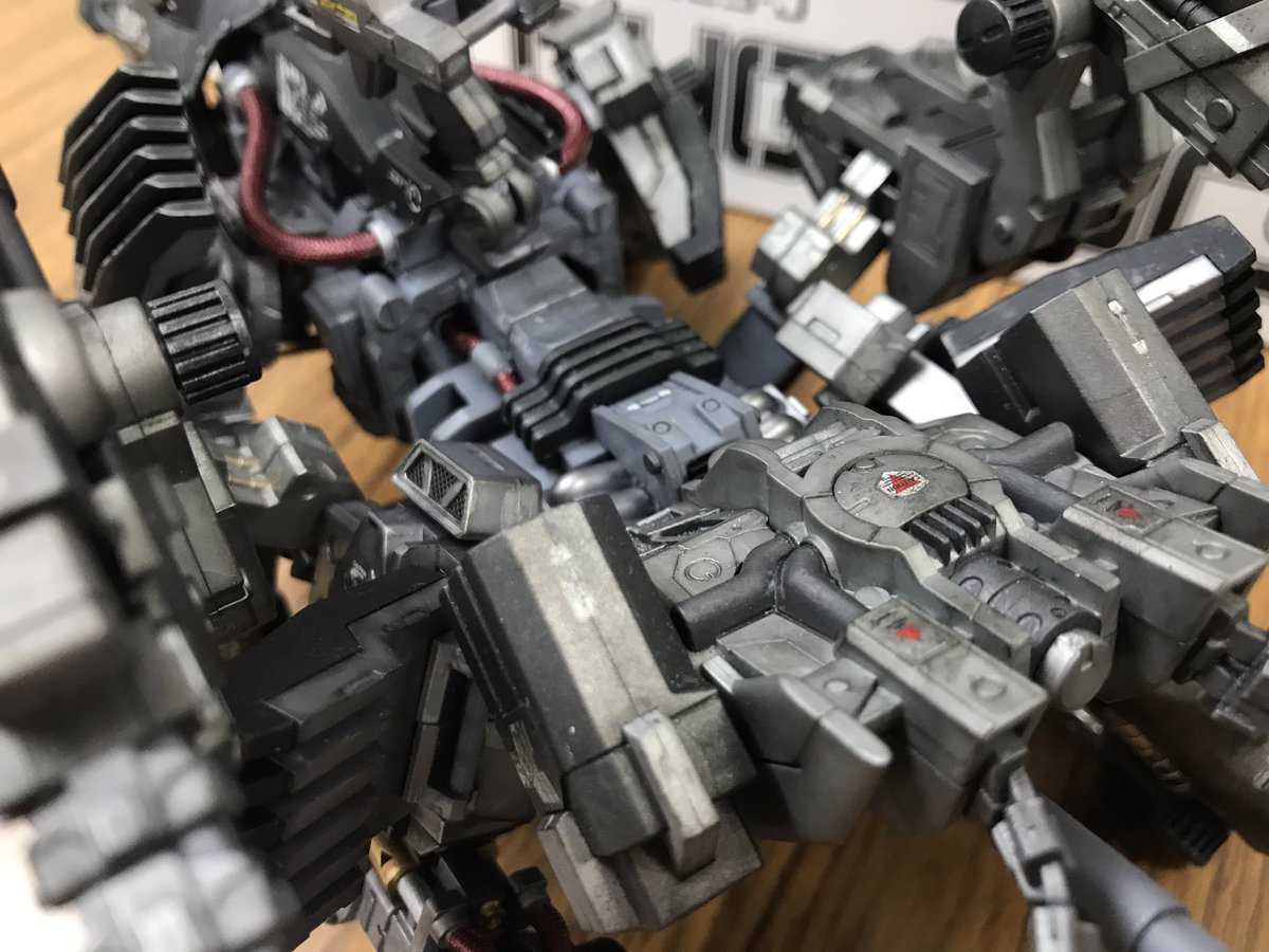 機獣新世紀ゾイド 新装版 全3巻発売中 デスクに戻ったらコトブキヤ Kotobukiya P 様のシールドライガーdcs J完成品が置いてありました え サンタさん と思ったらプラモ大好きな弊社営業からのクリスマスプレゼントでした 塗装 汚しまでされて