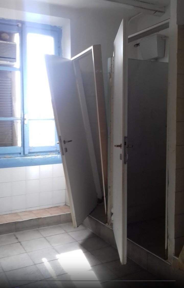 GiacomoMeluzzi's tweet photo. Ecco lo stato del dormitorio comunale gestito da "Progetto Arca Onlus"

I soldi dei contribuenti... Buttati al vento!

#Milano https://t.co/yU0uPFh2LI