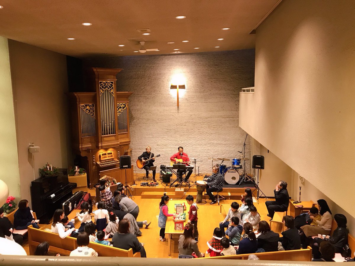 miccabose's tweet photo. ヘトヘトな状態で迎えたクリスマス、飯室さんサポートのご縁もあり陣内大蔵さんの教会コンサートへ。内容がファミリーコンサートだったので一緒に歌ったり手遊びしたり…
な、な、なんと穏やかなクリスマスなのでしょうか…🎅

それにしても陣内さん、素敵な歌声。
今度は大人向けライブに行きます。笑 https://t.co/hggAsYWhZZ