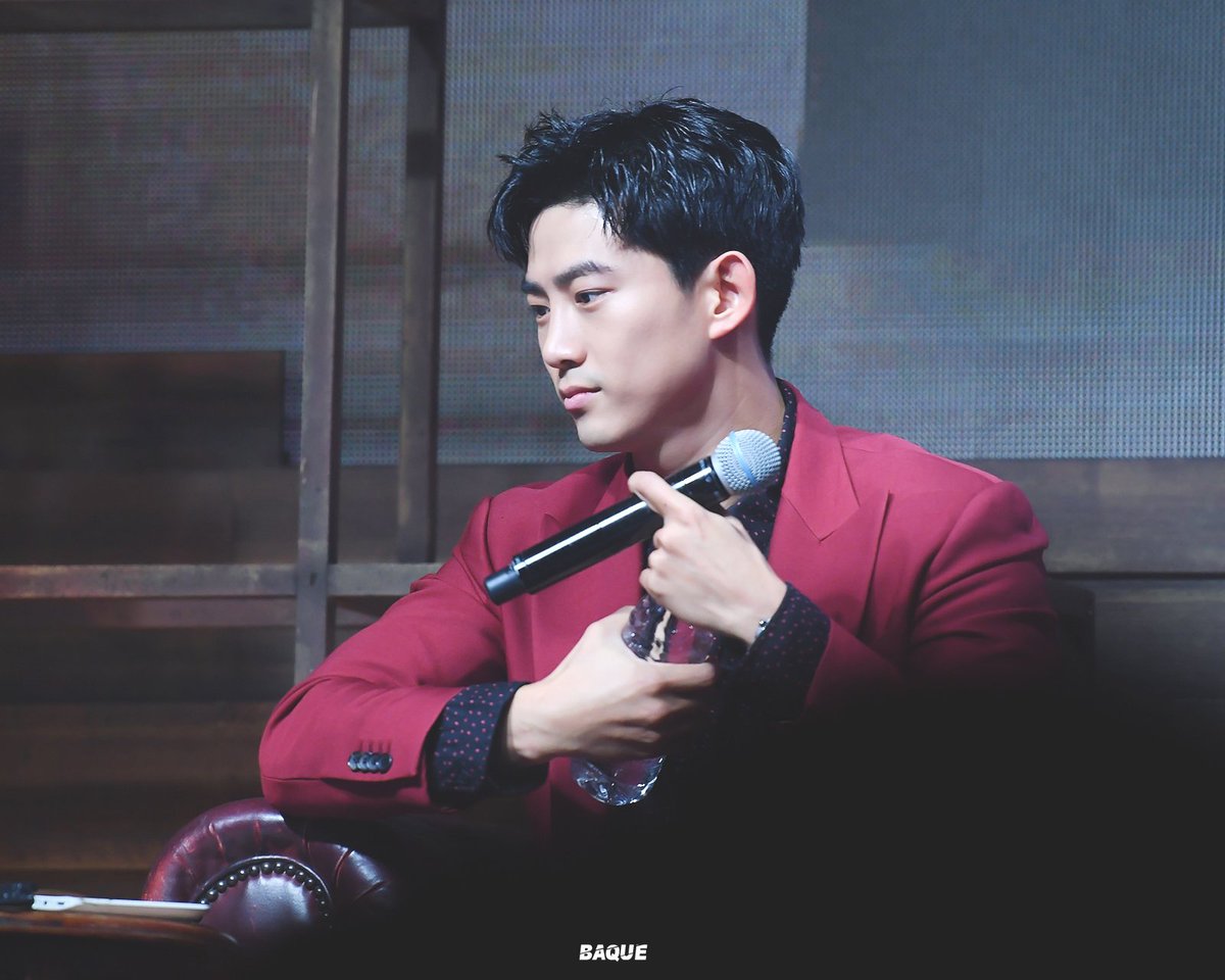 그냥 단지 물병 뚜껑따는건데 왜이렇게 분위기있지?😍😍
#택연 #옥택연 #TAECYEON 💚