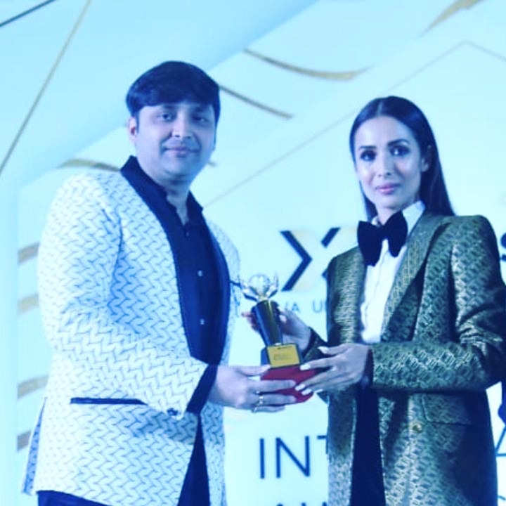 Saishsir's tweet photo. पिछले दिनों नई दिल्ली में आयोजित एक सम्मान समारोह में ,Kollywood को *Best Acting Academy in India* का Title ,बॉलीवुड़ की मशहूर अभिनेत्री *मलाइका अरोरा* ने प्रदान किया | https://t.co/brqOKY4K5D