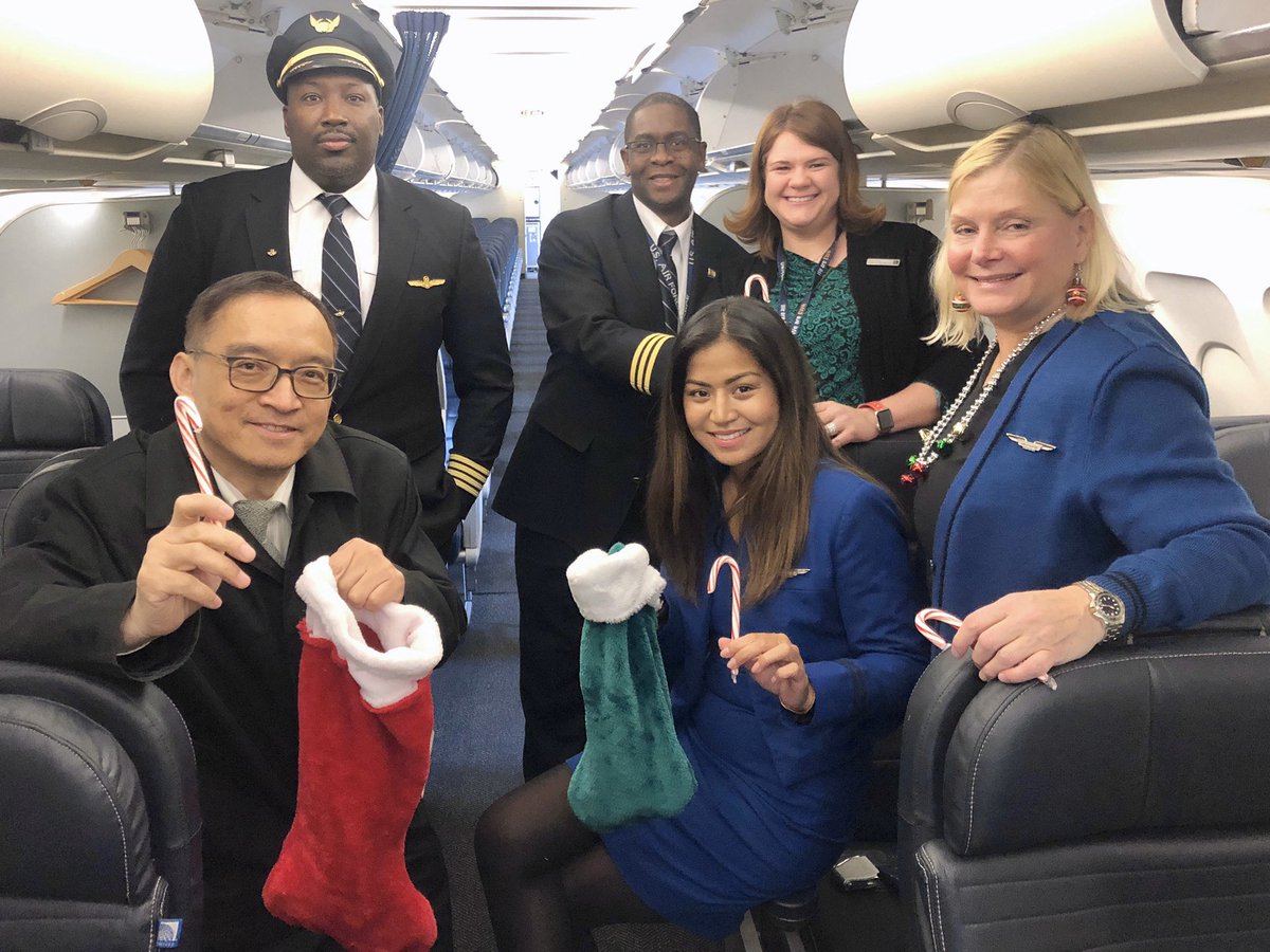 EwrKatieroth's tweet photo. Spreading holiday cheer from Newark to Aruba! @EWR_SW #thankfulforholidays #beingunited @weareunited @StacyC_United @lisa_pizzimenti @nbyunriedel @ronnieleeunited https://t.co/IrGtoBPYof