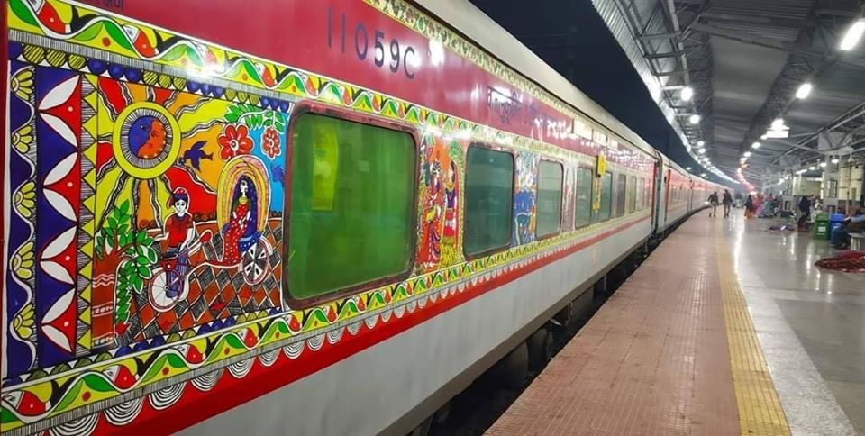 Patna Rajdhani Express train looks so beautiful by #MadhubaniArt Painting. 😍 #IncredibleIndia 🇮🇳