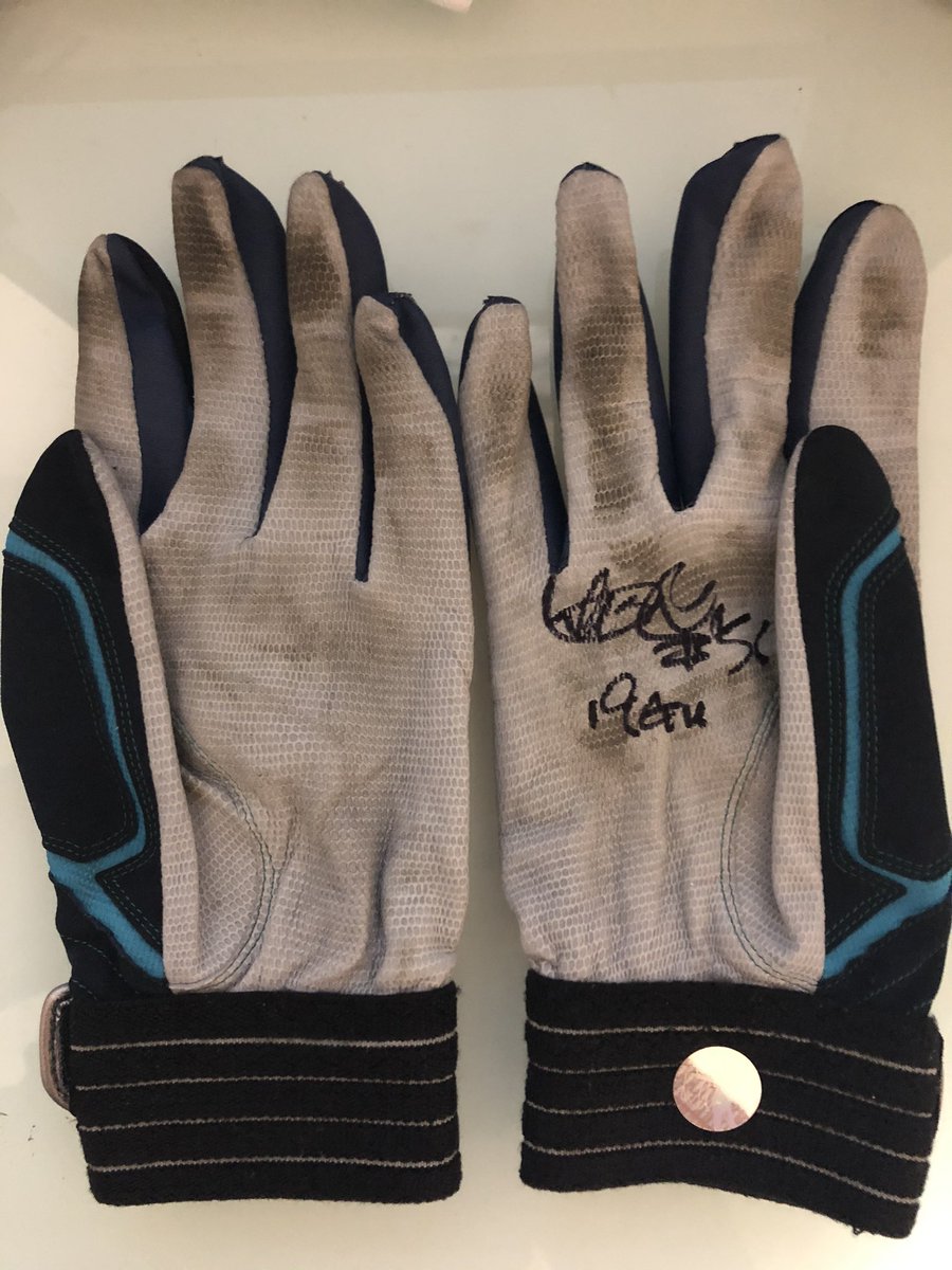 heroichi51's tweet photo. 2019 Ichiro Suzuki game used batting gloves

イチローさん現役最後の2019年のゲームで使用されたバッティンググローブです。

丁寧なサインに『19Gu』まで書いて頂き、まさに最高のクリスマスプレゼント！！！ https://t.co/WJN9k8EYM0