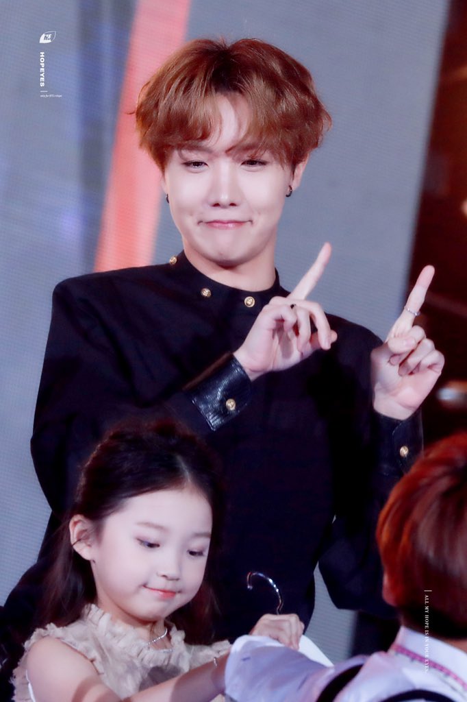 HOPEYES218's tweet photo. 191225 SBS 가요대전

#제이홉 #호석 #호비 #JHOPE
 
@BTS_twt https://t.co/eC0LIRUqJM
