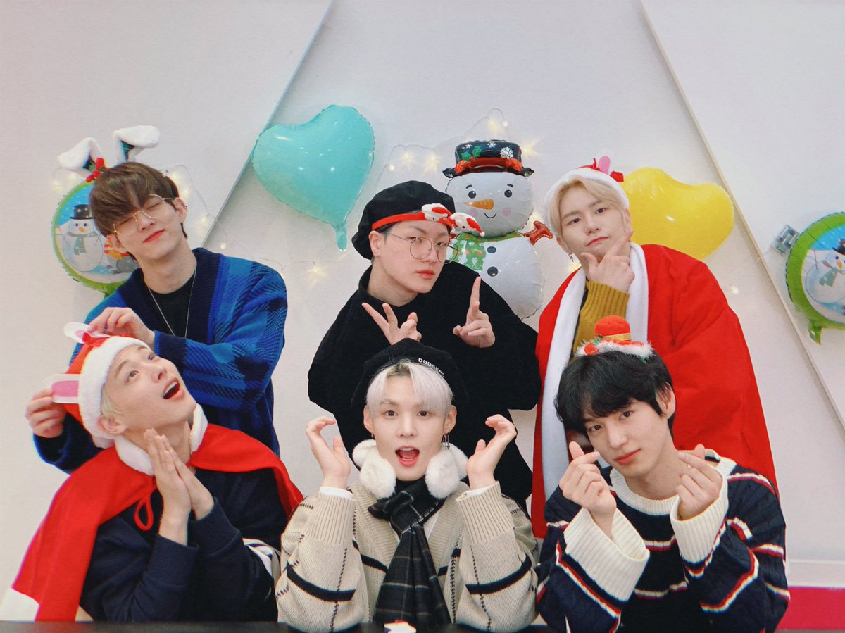 VICTON1109's tweet photo. [#빅톤] 빅토니들과 함께한 #크리스마스 VLIVE 💙🎅💛 룸메즈의 우당탕탕
트리만들기 부터 앨리스의 사연까지!
크리스마스도 앨리스와 함께해서
행복했다는 빅토니들💙💛
즐거운 시간 되셨기를 바라며
다시 한 번 앨리스🥳
🎄메리빅토니마스🎄

#VICTON https://t.co/NSxmWCrjZb