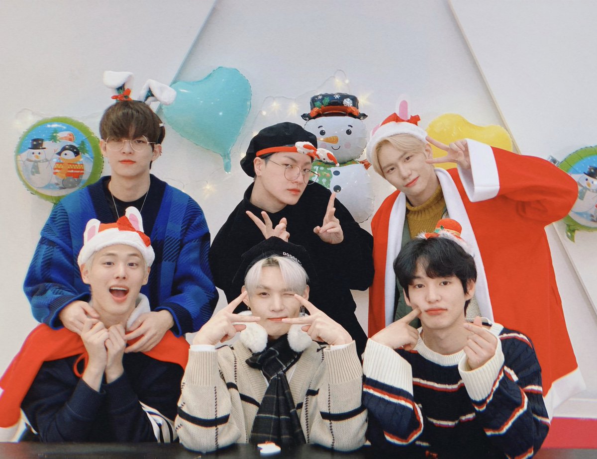 VICTON1109's tweet photo. [#빅톤] 빅토니들과 함께한 #크리스마스 VLIVE 💙🎅💛 룸메즈의 우당탕탕
트리만들기 부터 앨리스의 사연까지!
크리스마스도 앨리스와 함께해서
행복했다는 빅토니들💙💛
즐거운 시간 되셨기를 바라며
다시 한 번 앨리스🥳
🎄메리빅토니마스🎄

#VICTON https://t.co/NSxmWCrjZb